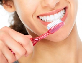 Un dentist dezvăluie de ce este un obicei prost să te speli pe dinți imediat după micul dejun